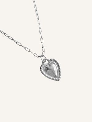 Die lange Gliederkette mit dem großen Herzanhänger aus silbernem Edelstahl ist das perfekte Statement für jeden Anlass