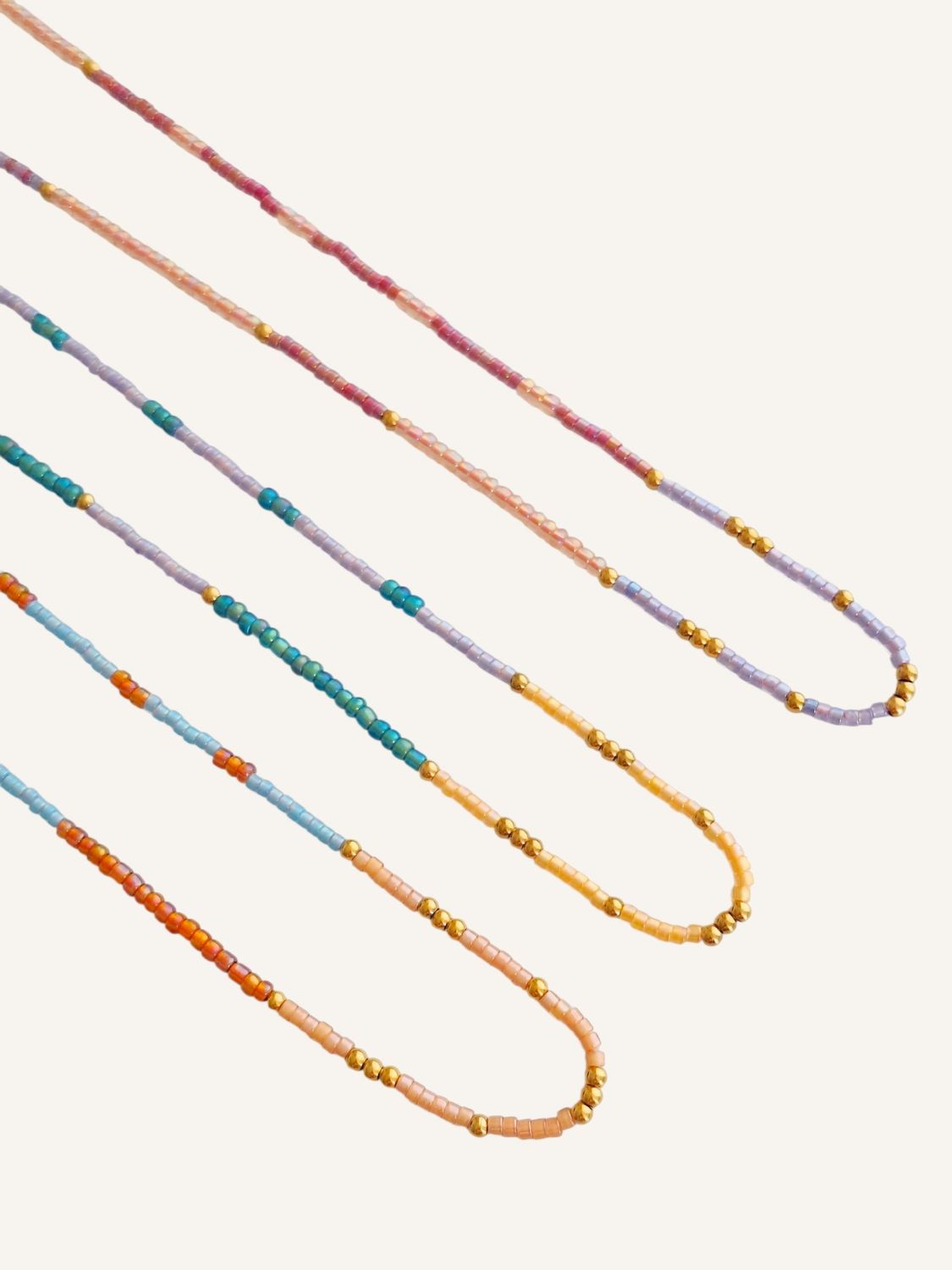 Zarte Perlenketten im Color-Blocking-Stil, die mit Liebe von Hand gemacht werden & durch versch. Anhänger variiert werden kan