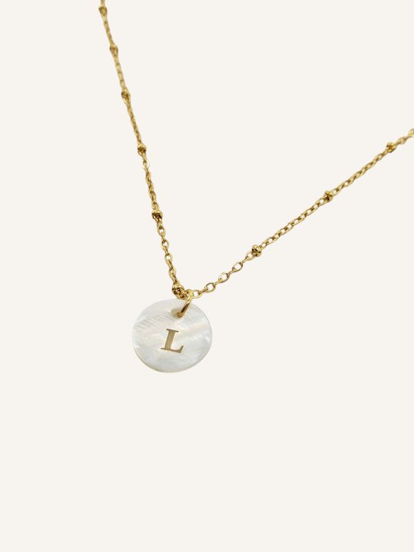BELLA Halskette Buchstabe Perlmutt Edelstahl Gold Zarte goldene Edelstahl Halskette mit kleinen Perlen, an der ein runder Perlmutt-Anhänger mit einem Buchstaben hängt.