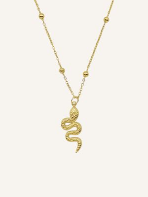 Zarte, goldene Halskette mit Perlen verziert, an der ein Schlangen-Anhänger hängt. Hübscher Boho-Schmuck mit Symbolkraft