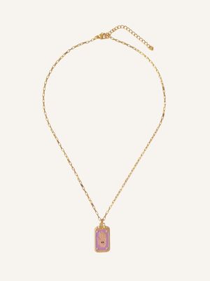 Zarte goldene Halskette mit farbigem Anhänger in rechteckiger Form, der verziert ist mit einer Hand mit Auge in Violett Rosa