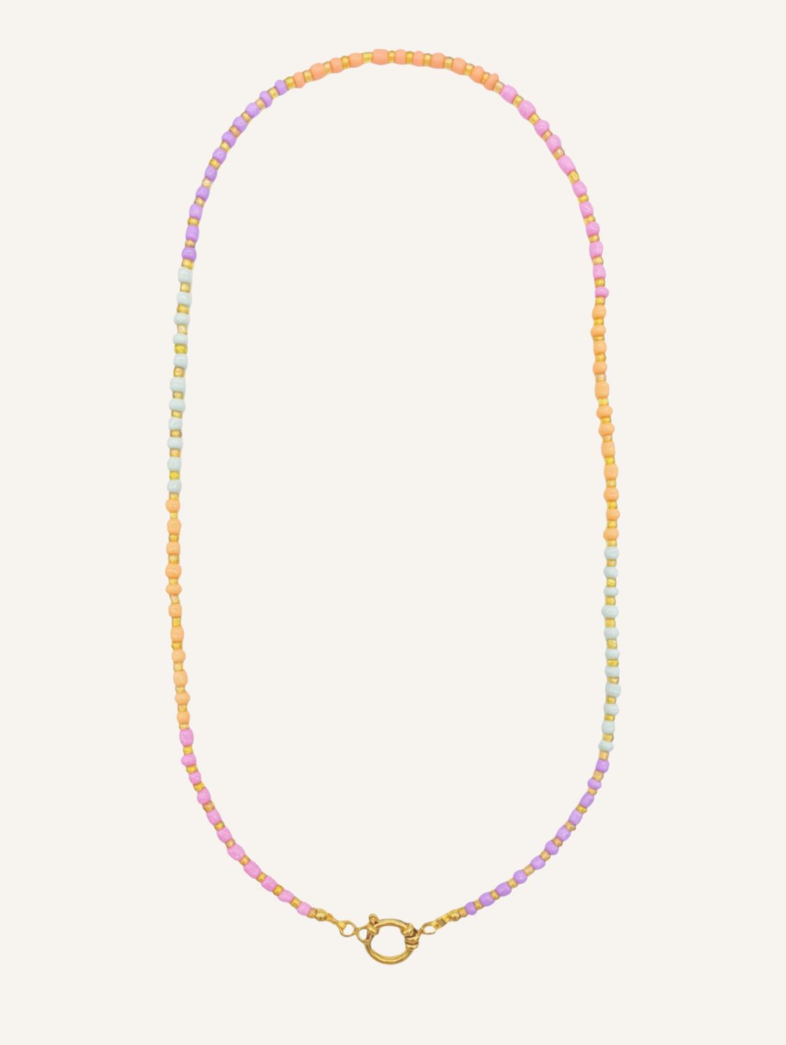 Lange bunte Perlenkette im Ibiza-Boho-Stil aus den Pastellfarben Violett, Orange, Pistazie und Rosa mit goldenen Akzenten