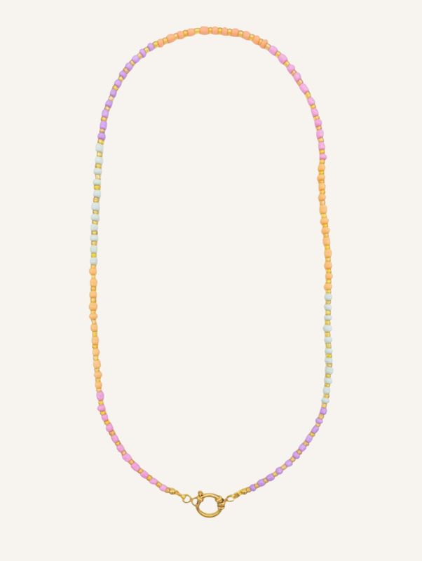 Lange bunte Perlenkette im Ibiza-Boho-Stil aus den Pastellfarben Violett, Orange, Pistazie und Rosa mit goldenen Akzenten