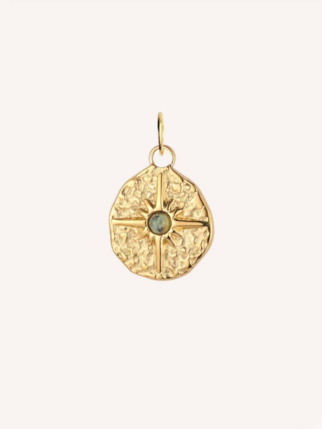 Ein goldener Anhänger in Münzform mit einem Stern und grünem Schmuckstein verziert. Flexibel an Ohrringe & Halsketten 