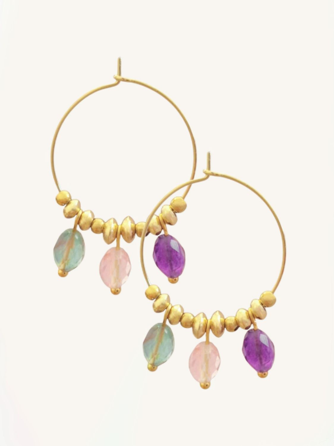 Goldene, zarte Creolen mit Fluorid-Perlen verziert. Leicht, hypoallergen & handgemacht - Bunter Schmuck