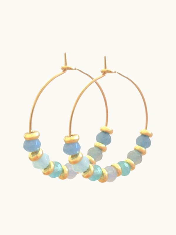 ANNI Bunte Creolen mit Halbedelstein-Perlen Türkis Blau Handgemacht – Bunter Schmuck Bunte Creolen Perlen in Blau- und Türkistönen. Leicht, hypoallergen & handgemacht - Bunter Schmuck