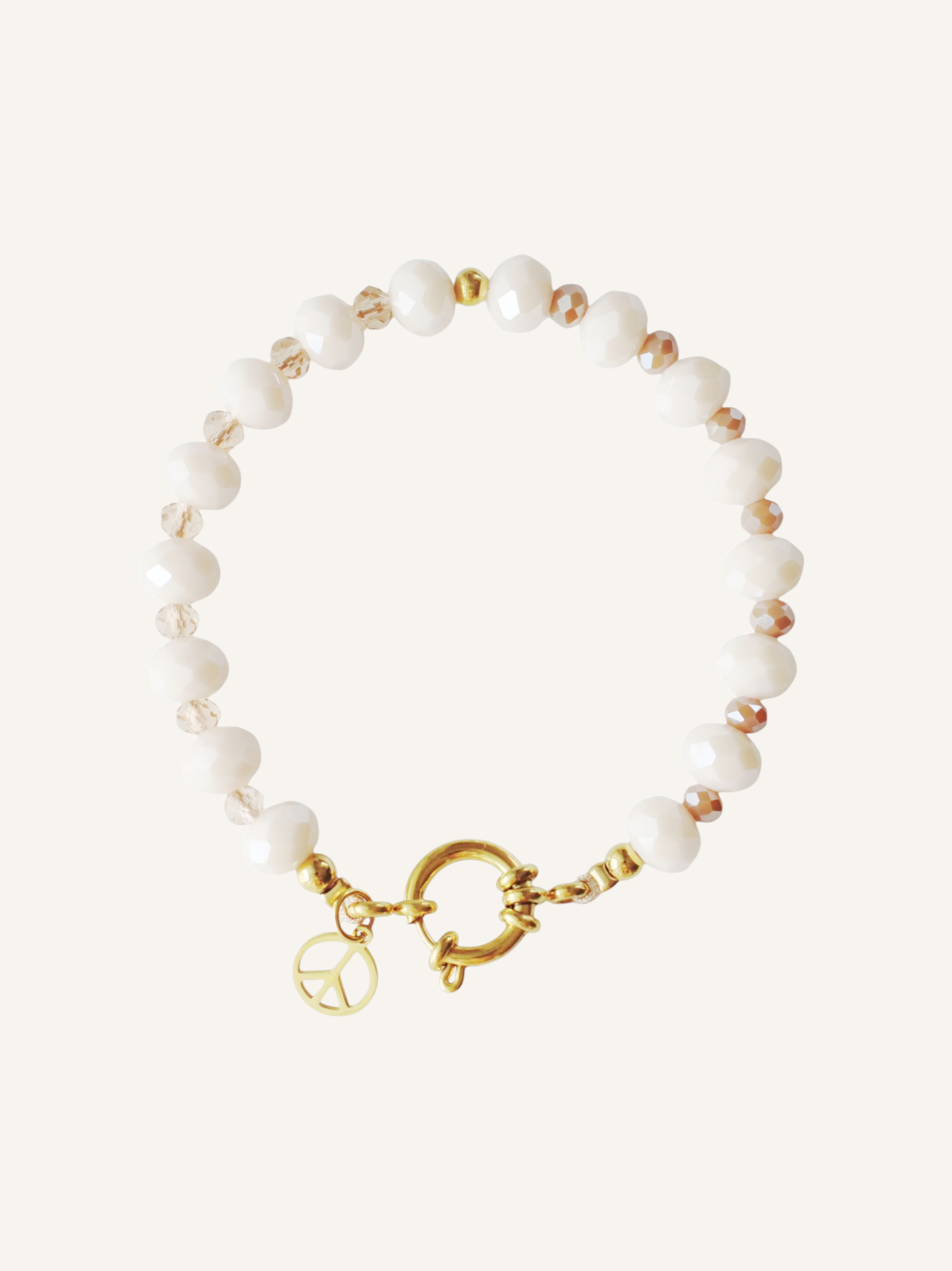 Mehrere funkelnde Armbänder aus braunen, goldenen und weißen Perlen am Arm getragen, Trendschmuck 2025