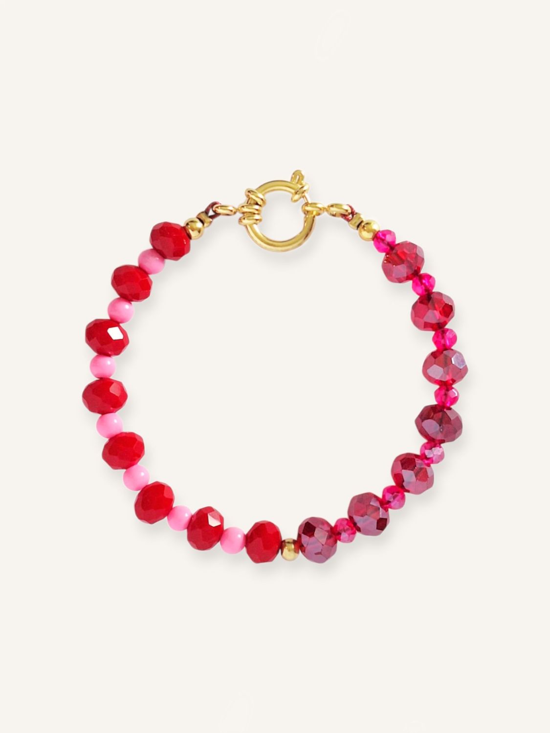 Handgemachtes Armband in Color-Blocking-Look mit pinken & roten facettierten Glasperlen. Perfekt als Weihnachtsgeschenk