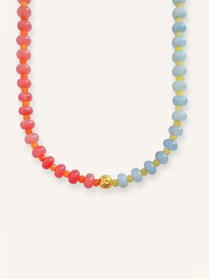 Nahaufnahme einer handgemachten, bunten Halskette aus Edelsteinperlen in den Farbtönen Blau, Grün, Rosa, Orange und Gold