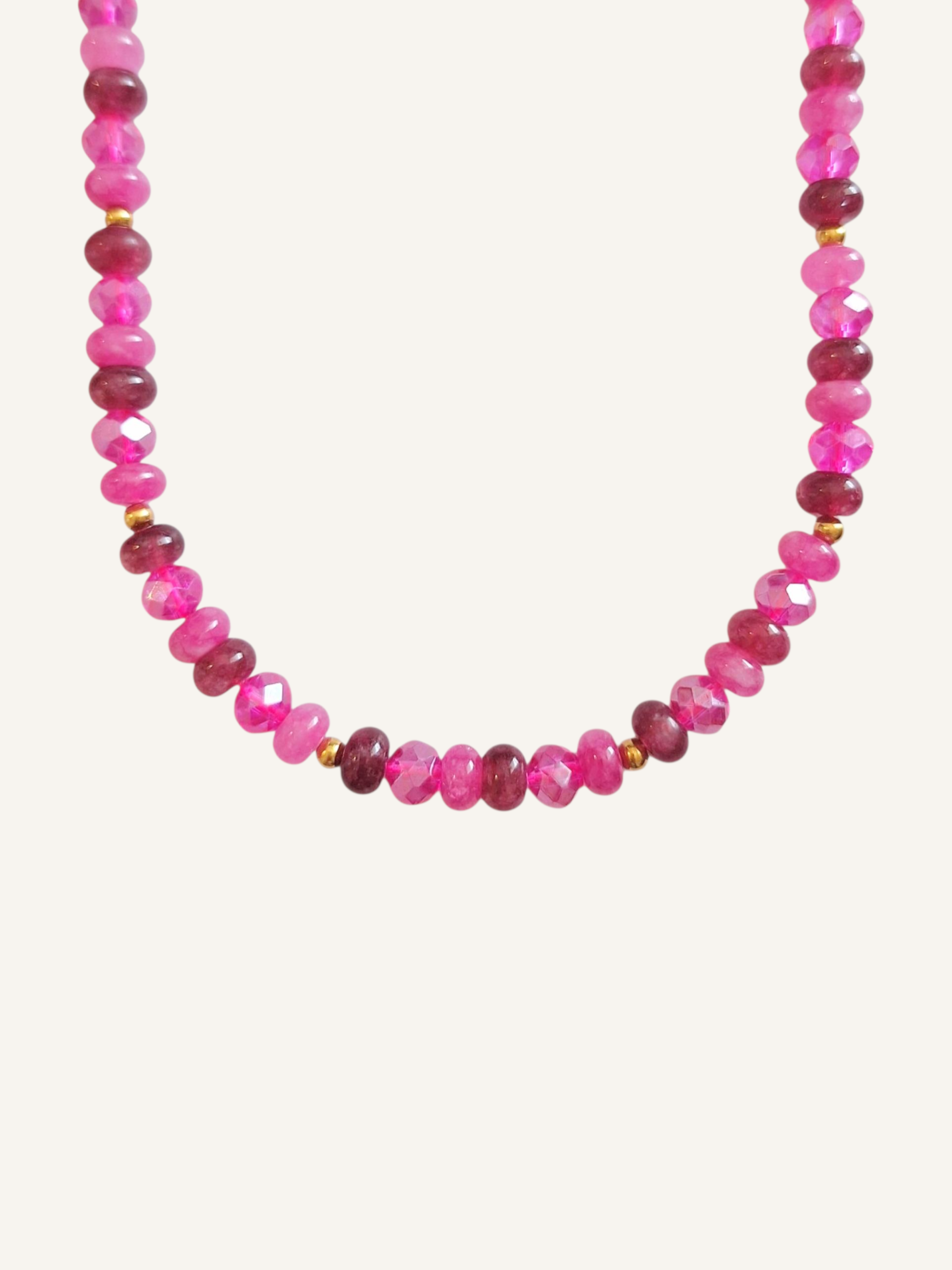 Handgemacht Halskette aus pinkem Quarz & facettierten Glasperlen in Pink und vergoldetem Edelstahl. Tragebild Ketten-Layering