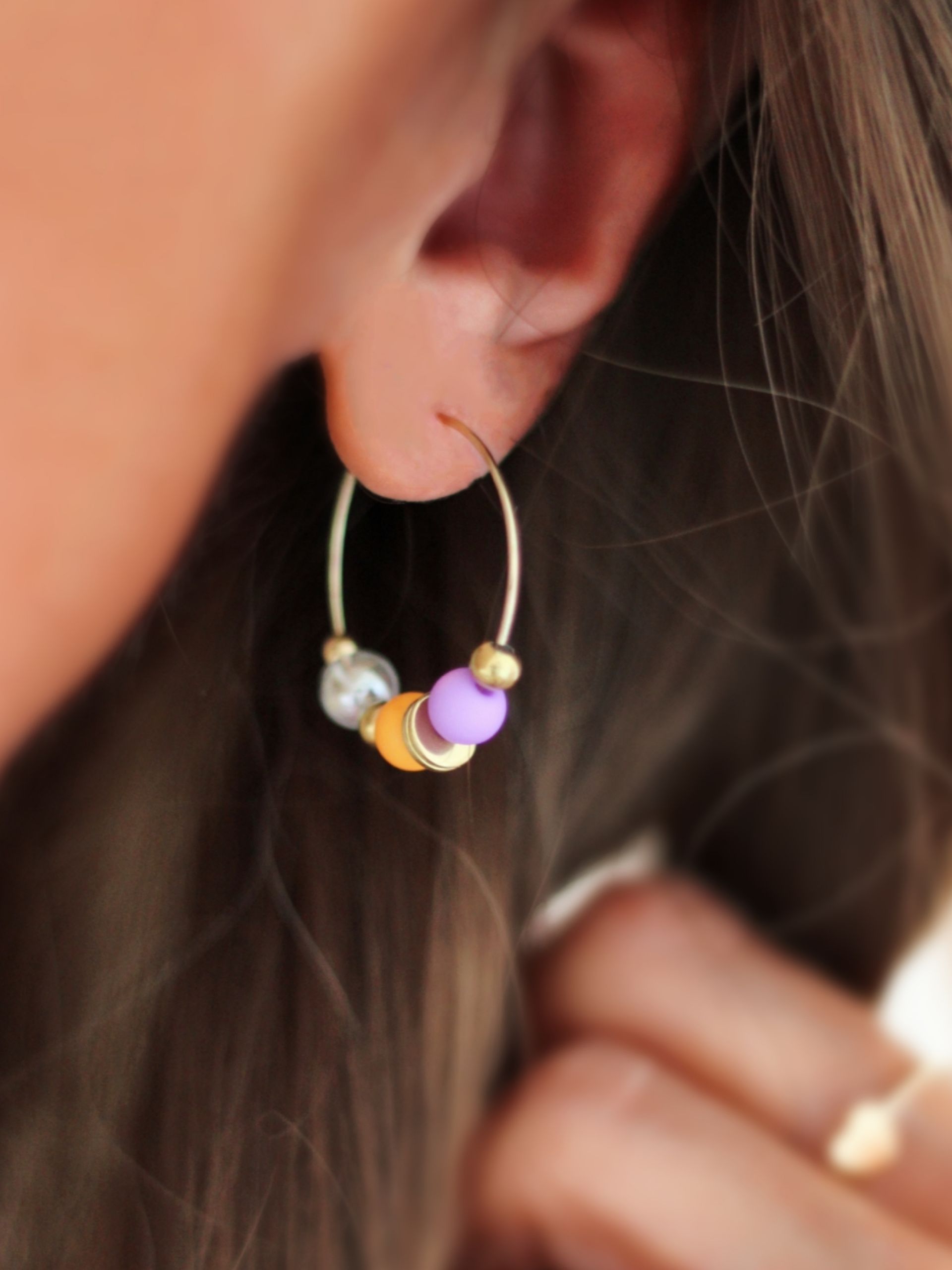 TILDA Bunte Creolen mit Perlen in Lila Orange Gold – Bunter Schmuck