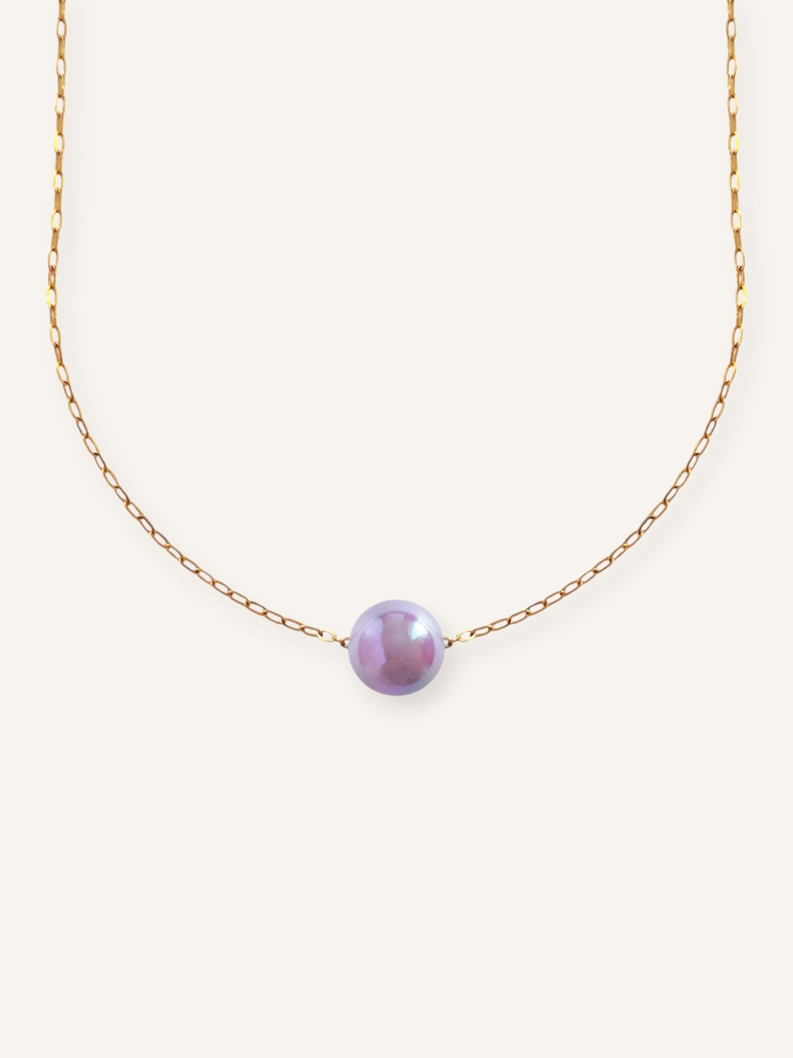 Handgemachte bunte Statement-Kette aus goldener Halskette und dicker lila Perle. Ausdrucksstarker Schmuck für kreative Seelen