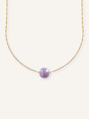 Handgemachte bunte Statement-Kette aus goldener Halskette und dicker lila Perle. Ausdrucksstarker Schmuck für kreative Seelen