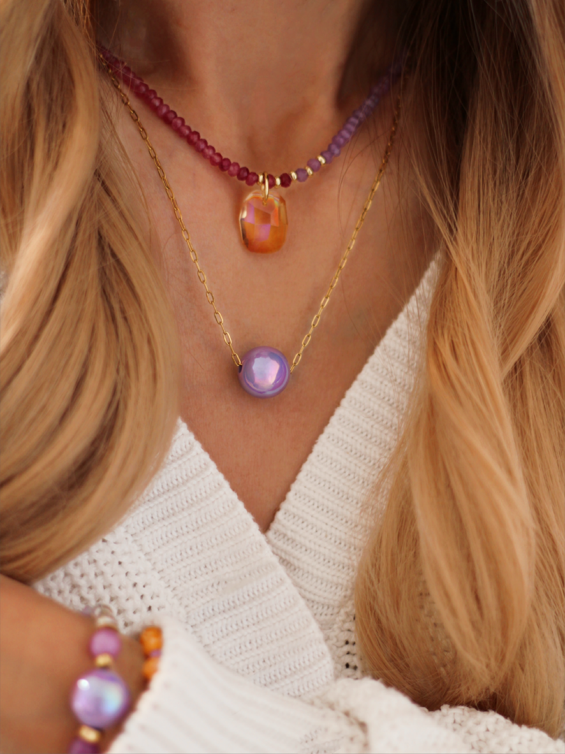 Handgemachte bunte Statement-Kette aus goldener Halskette und dicker lila Perle. Ausdrucksstarker Schmuck für kreative Seelen