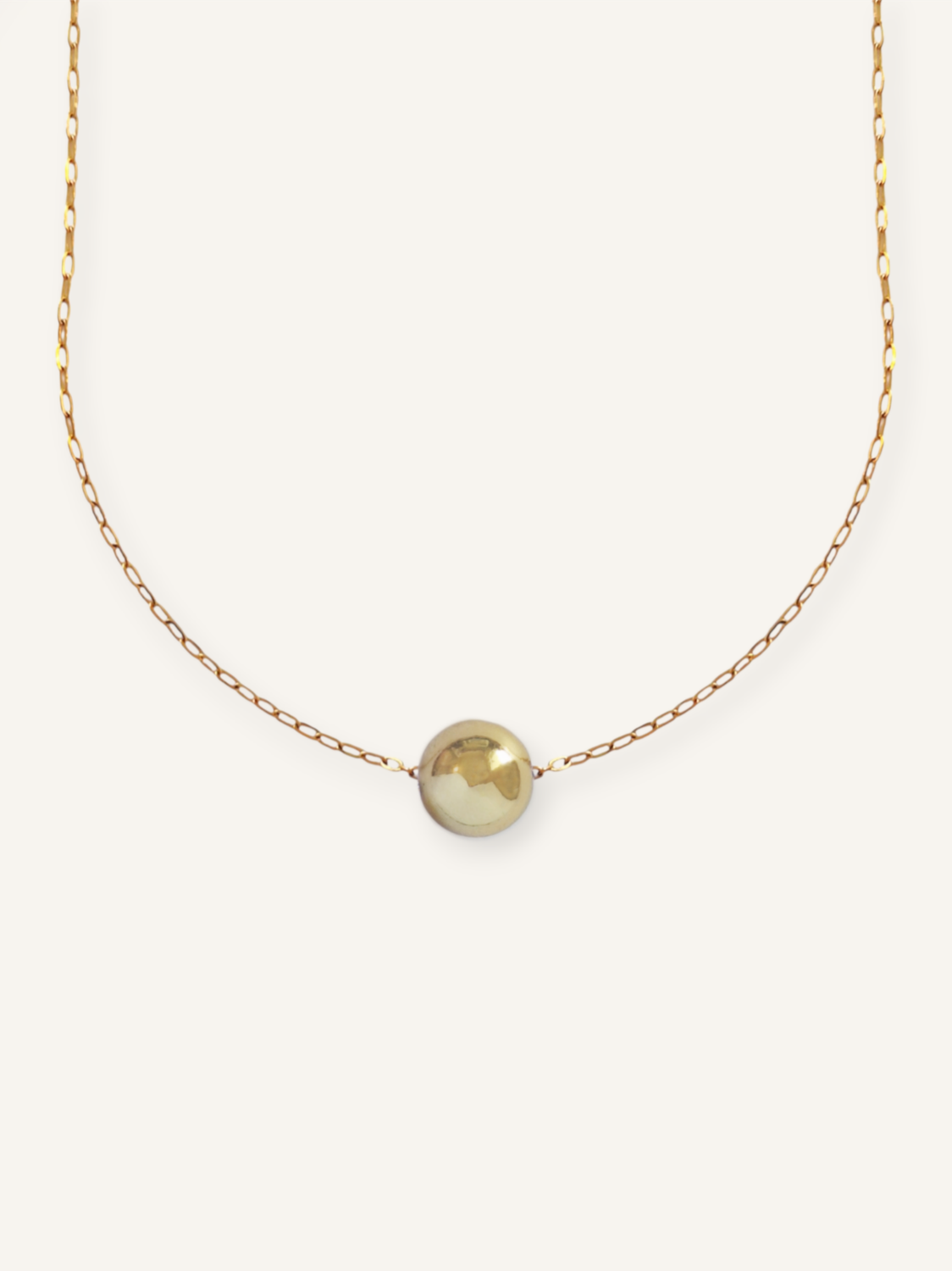 Chunky handgemachte Statement-Kette aus goldener Halskette und dicker Perle. Ausdrucksstarker Schmuck für kreative Seelen