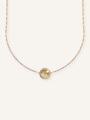 Chunky handgemachte Statement-Kette aus goldener Halskette und dicker Perle. Ausdrucksstarker Schmuck für kreative Seelen