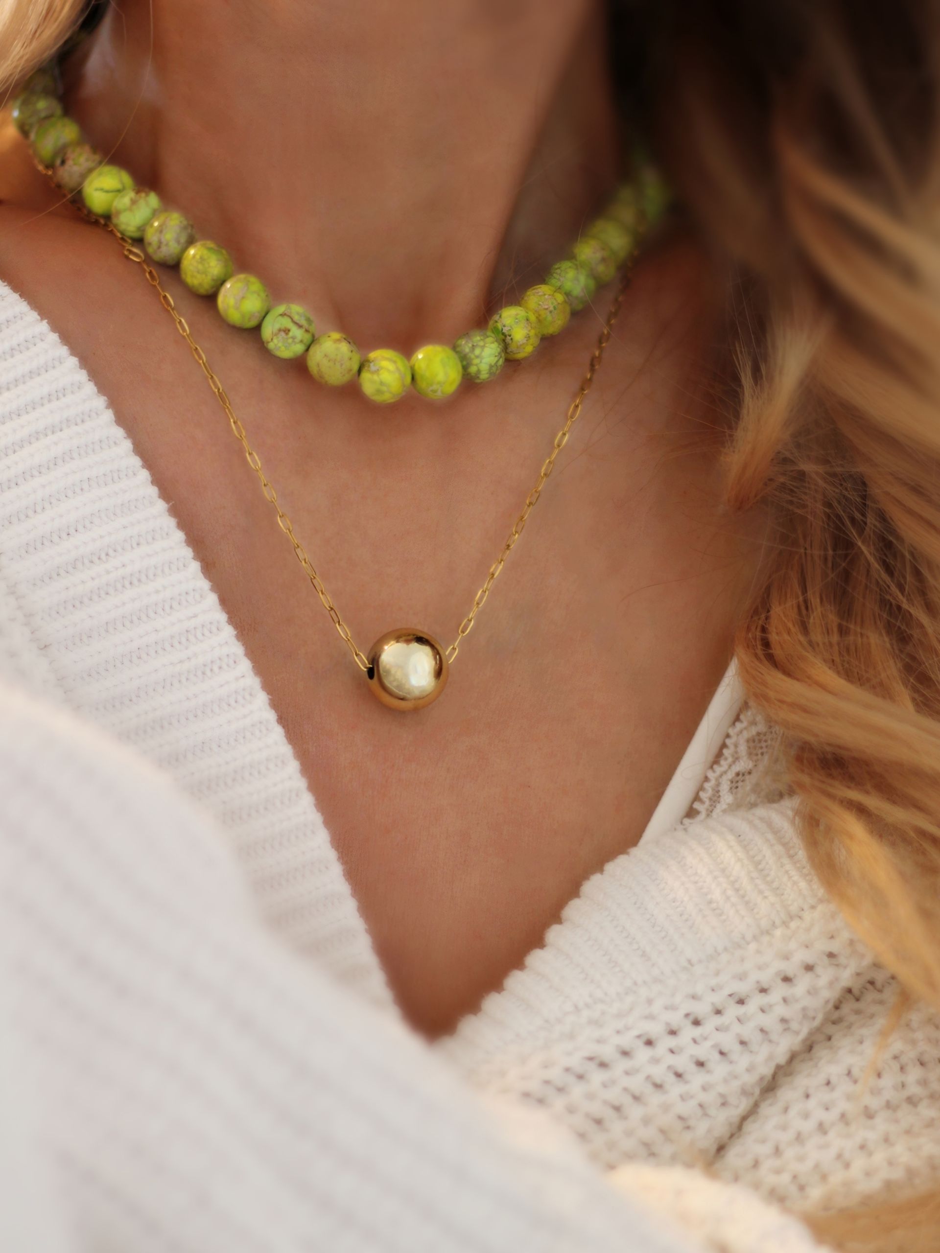 Chunky handgemachte Statement-Kette aus goldener Halskette und dicker Perle. Ausdrucksstarker Schmuck für kreative Seelen