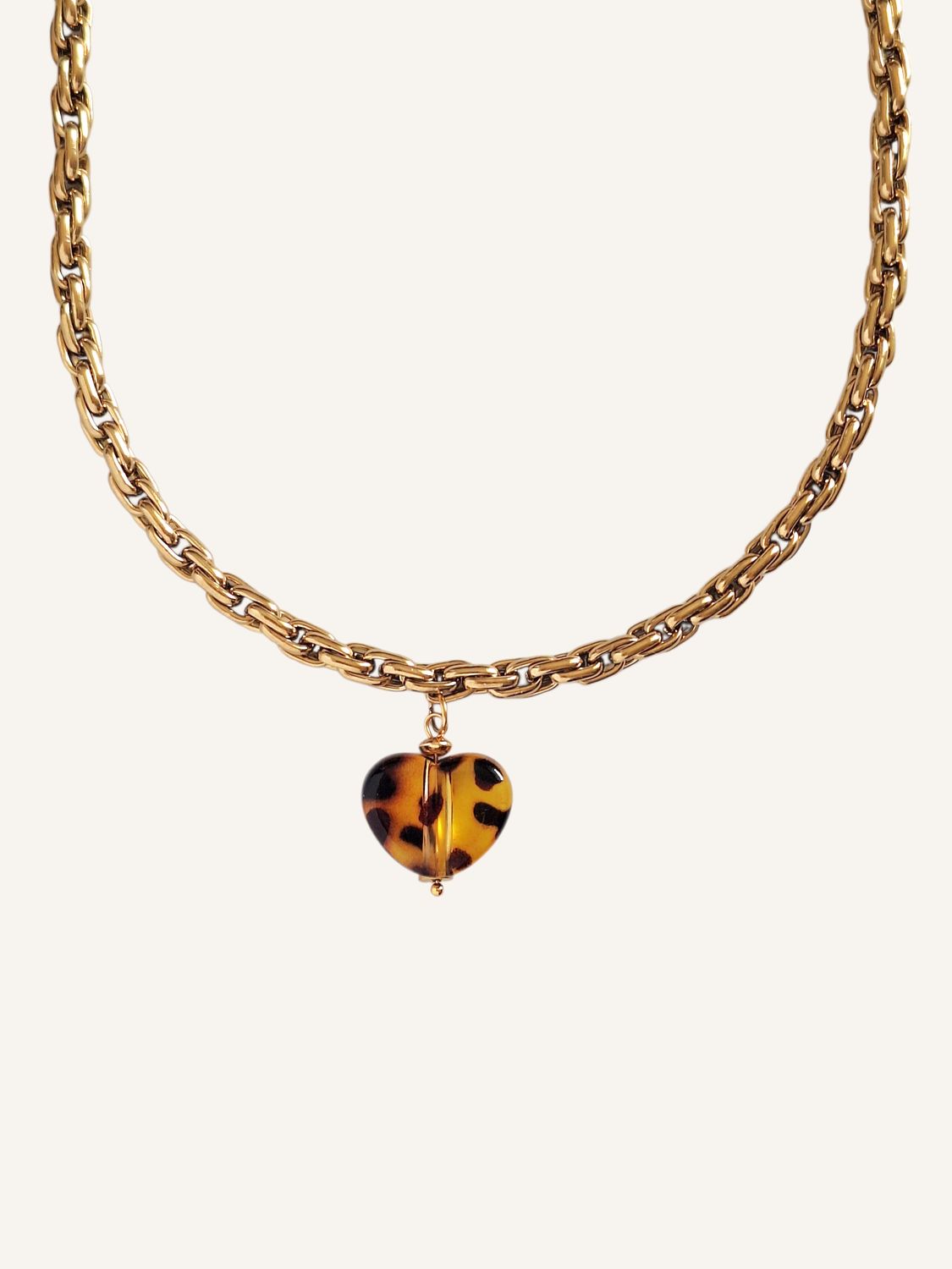 Massive Gliederkette mit dicker Herzperle in Leo-Optik. Stylische goldene Gliederhalskette für deine Bold-Looks 