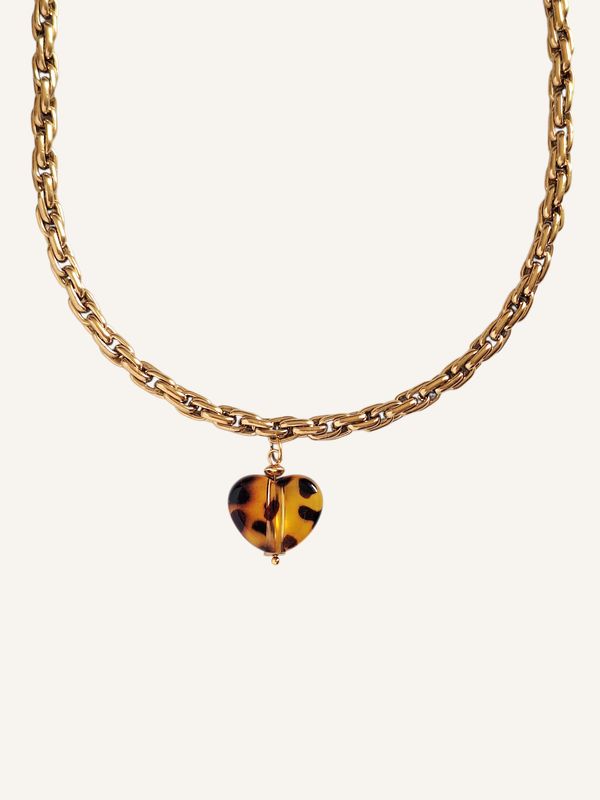 Massive Gliederkette mit dicker Herzperle in Leo-Optik. Stylische goldene Gliederhalskette für deine Bold-Looks 