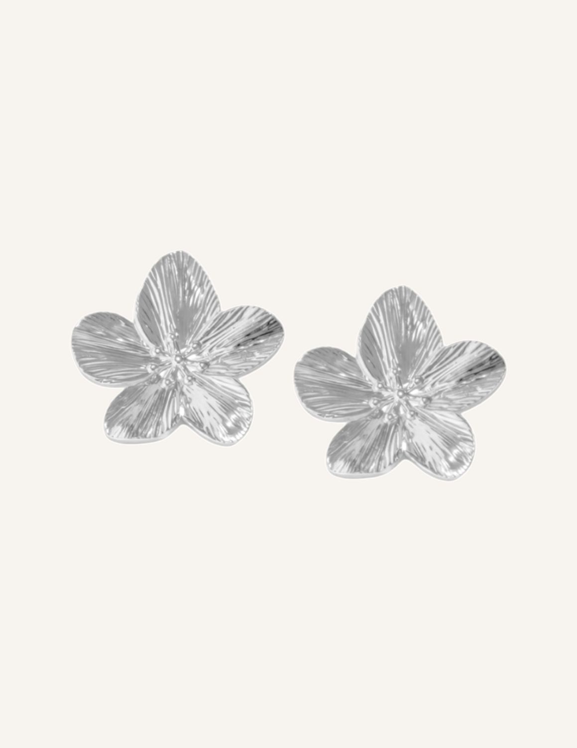 Große Blumenohrringe als Ohrstecker aus silbernem Edelstahl. Auffälliger Ohrschmuck, der jedes Outfit aufwertet