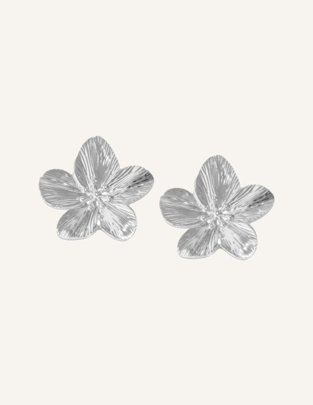 Große Blumenohrringe als Ohrstecker aus silbernem Edelstahl. Auffälliger Ohrschmuck, der jedes Outfit aufwertet