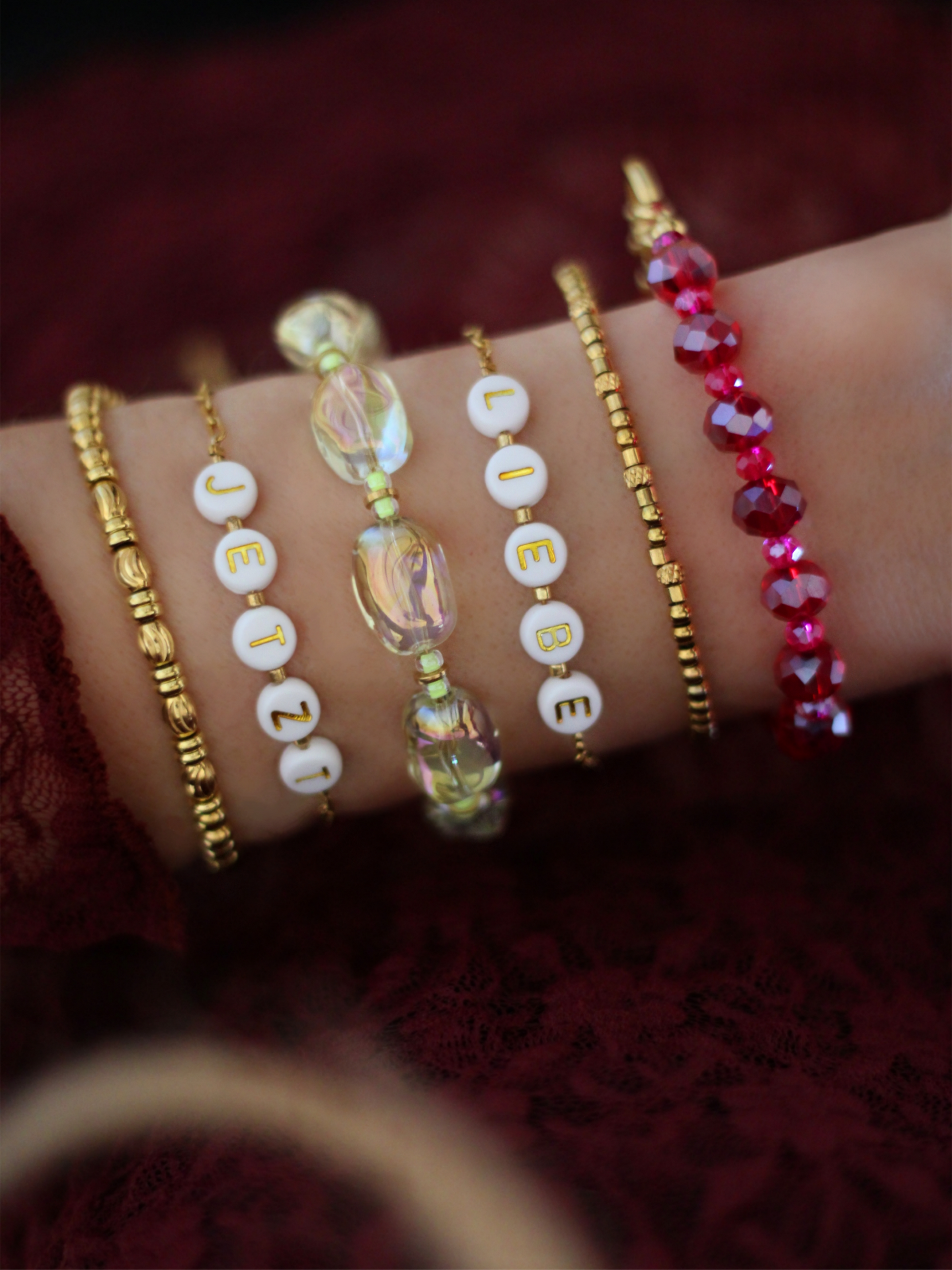 AURA GLOW Armband mit irisierenden Glasperlen, neon-gelben Akzentperlen und goldfarbener Kette – handgemacht Bunter Schmuck