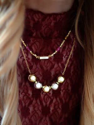 AMARA – LOVE Halskette aus vergoldetem Edelstahl & Edelsteinmix – Bunter Schmuck Handgefertigte Halskette AMARA aus Edelsteinmix & goldenem Edelstahl. Unikatschmuck in Kleinst-Serie. Tolles Geschenk