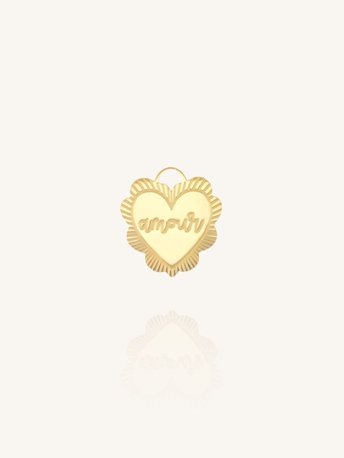 Ein goldener Anhänger AMOUR in Herzform aus Edelstahl. Flexibel an Halsketten und Ohrringe hängbar. Bunter Schmuck