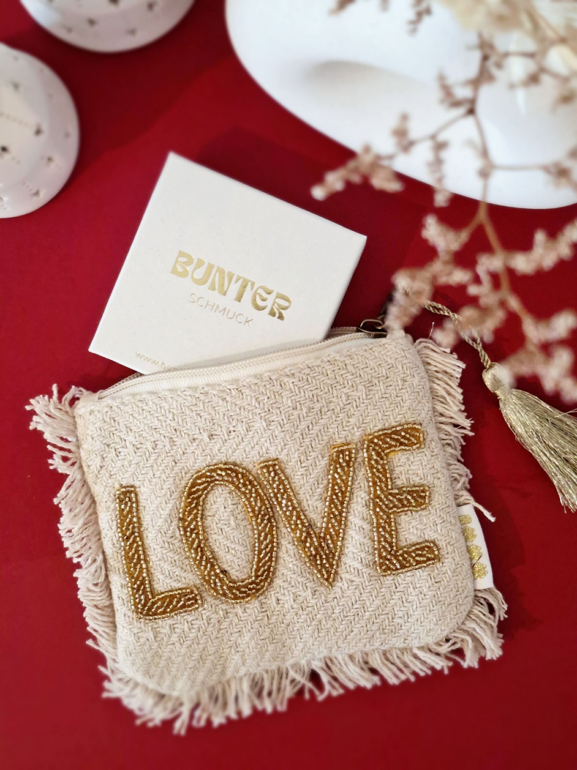 Cremefarbene Kosmetik-Tasche aus Viskose mit goldener LOVE-Perlenstickerei, dekorativen Fransen und Reißverschluss 