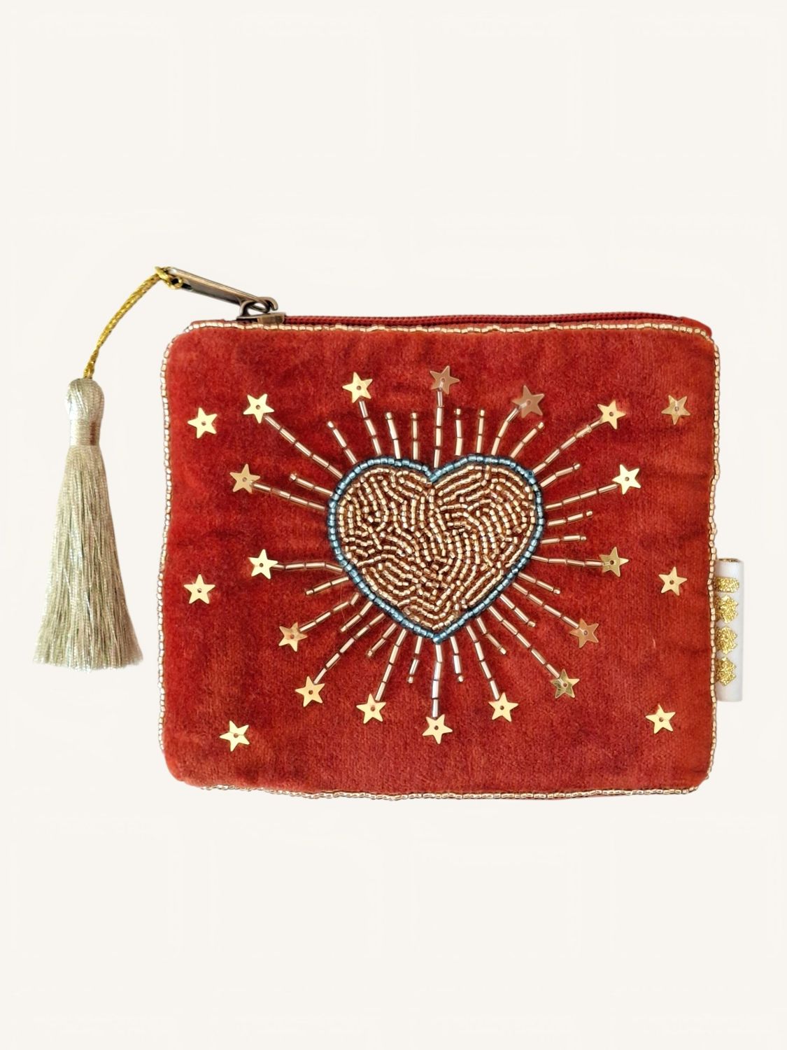 HEART GLOW Handgefertigte Samt-Kosmetiktasche mit Perlen-Herz & goldenen Sternen Boho Love Pouch - Bunter Schmuck Rostrote Samt-Kosmetiktasche mit goldener Herz-Perlenstickerei, Sternen und Troddel am Reißverschluss.