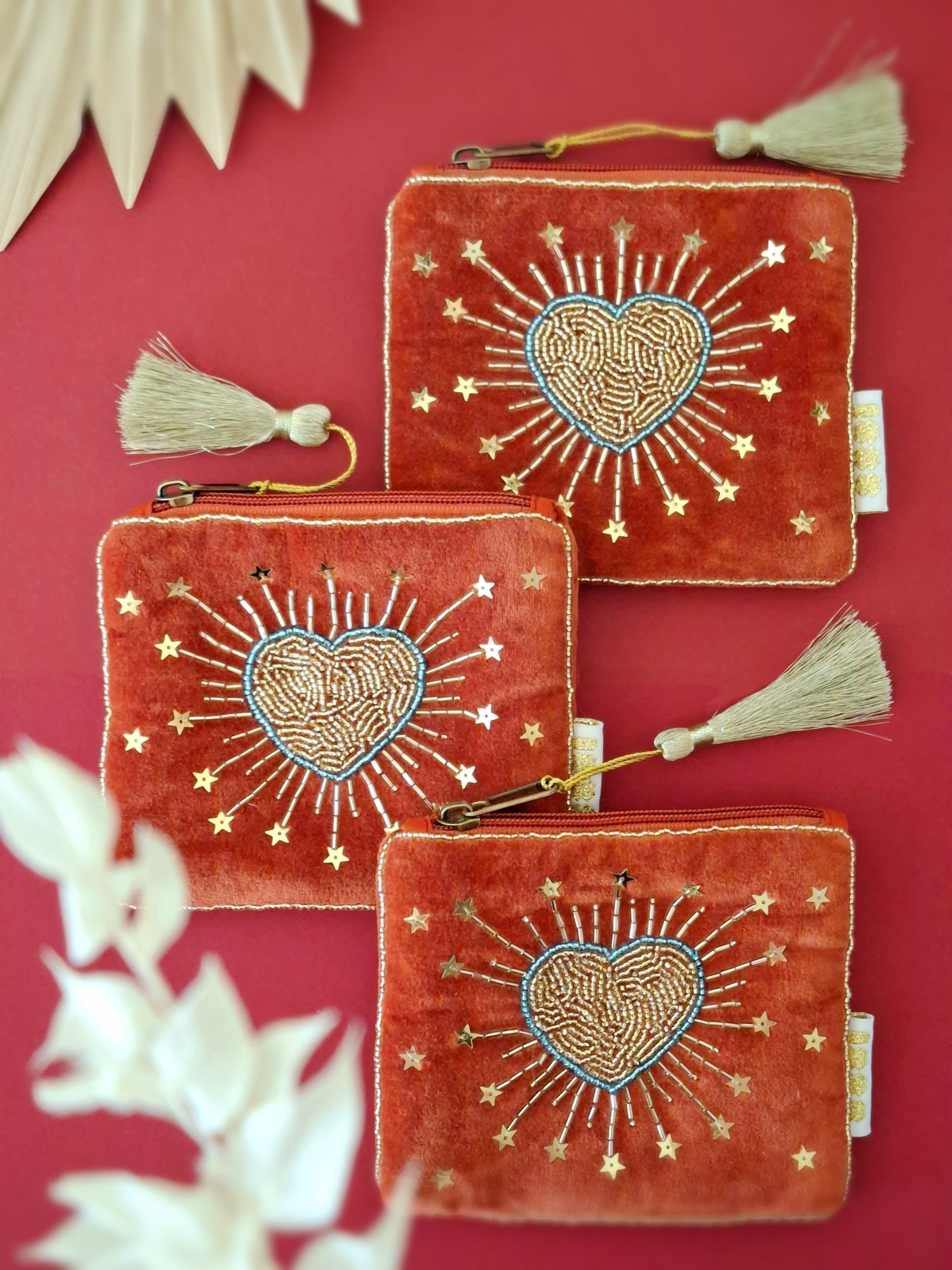 Rostrote Samt-Kosmetiktasche mit goldener Herz-Perlenstickerei, Sternen und Troddel am Reißverschluss.