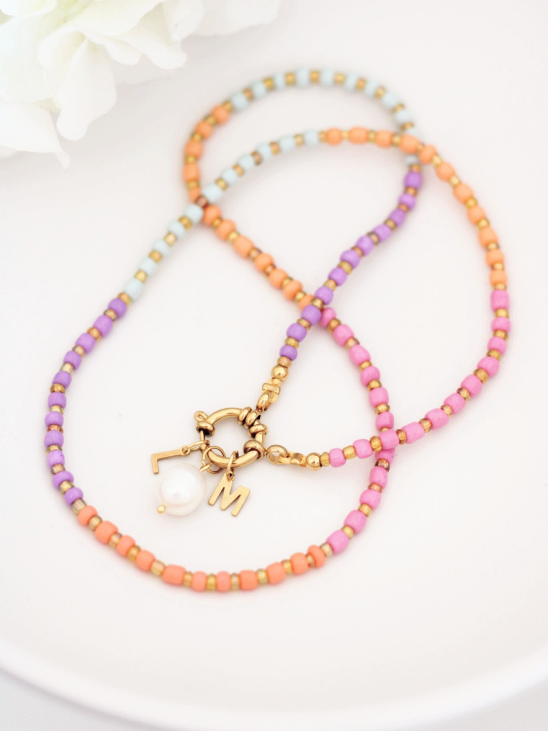 Kleine Buchstaben-Anhänger aus goldenem Edelstahl. Perfekt für Initial-Schmuck, Partner-Kette, Initial-Armband, Initial-Kette