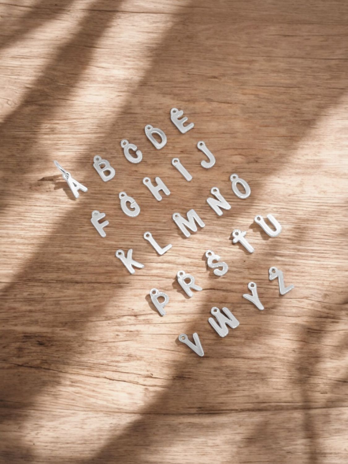 Kleine Buchstaben-Anhänger aus silbernem Edelstahl. Perfekt für Initial-Schmuck, PartnerKette, Initial-Armband, Initial-Kette