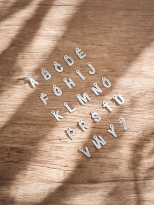 Anhänger Buchstabe Initial Silber Edelstahl - Bunter Schmuck Kleine Buchstaben-Anhänger aus silbernem Edelstahl. Perfekt für Initial-Schmuck, PartnerKette, Initial-Armband, Initial-Kette