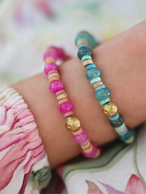 Tragebild der Boho Armbänder LIV aus pinken und türkisen Edelstein- & Keramikperlen. DAS Sommer-Statement für deinen Arm