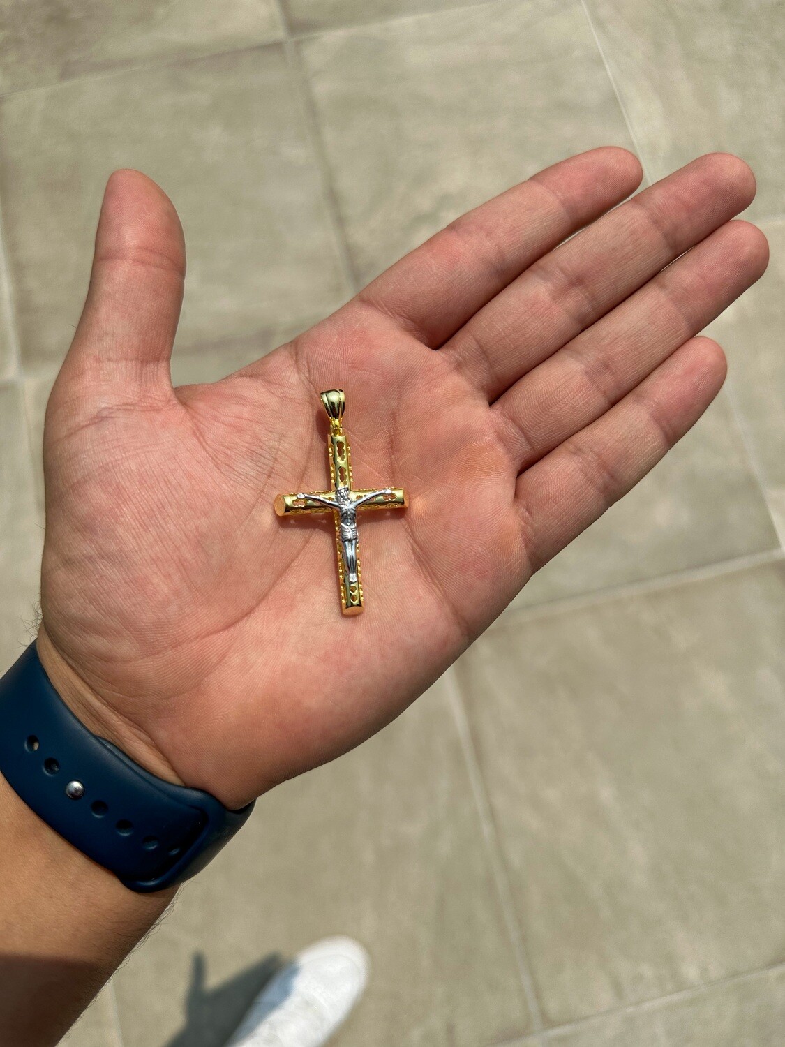 Cruz con Orificios