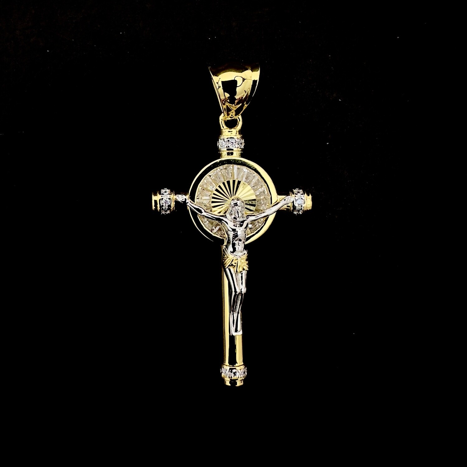 Cruz Con diamante circular