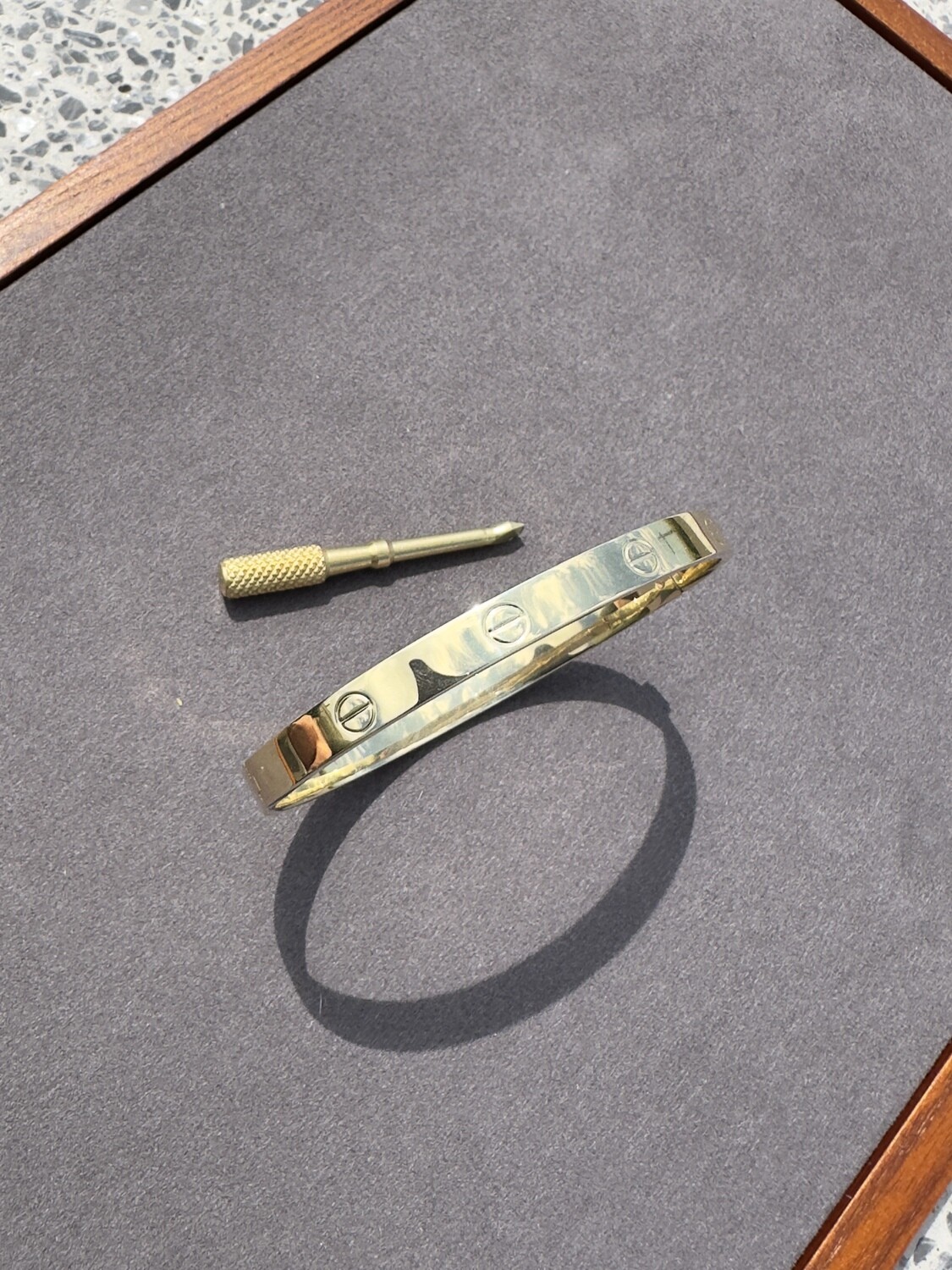 Brazalete tipo Love con Tornillo de Caballero