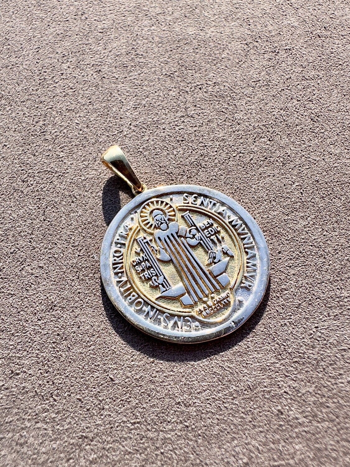 Dije de San Benito en Oro Italiano 10k – 3.4cm de Alto