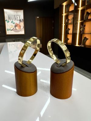 Brazalete Tipo Love con Moissanita en Plata 925 con Baño de Oro – 7mm