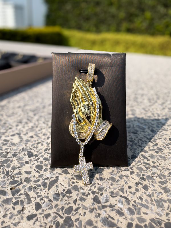 Dije Mano con Rosario en Plata 925 con Baño de Oro 14k