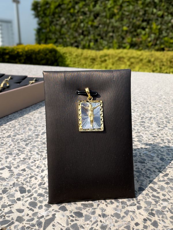 Dije Cuadrado de Medalla de Jesús en Plata 925 con Baño de Oro 14k
