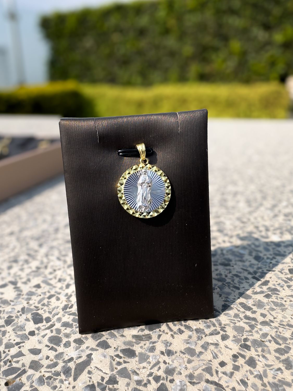 Medalla de la Virgen María en Plata 925 con Baño de Oro 14k