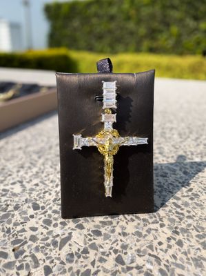 Cruz Baguette con Jesús en Plata 925 con Baño de Oro 14k