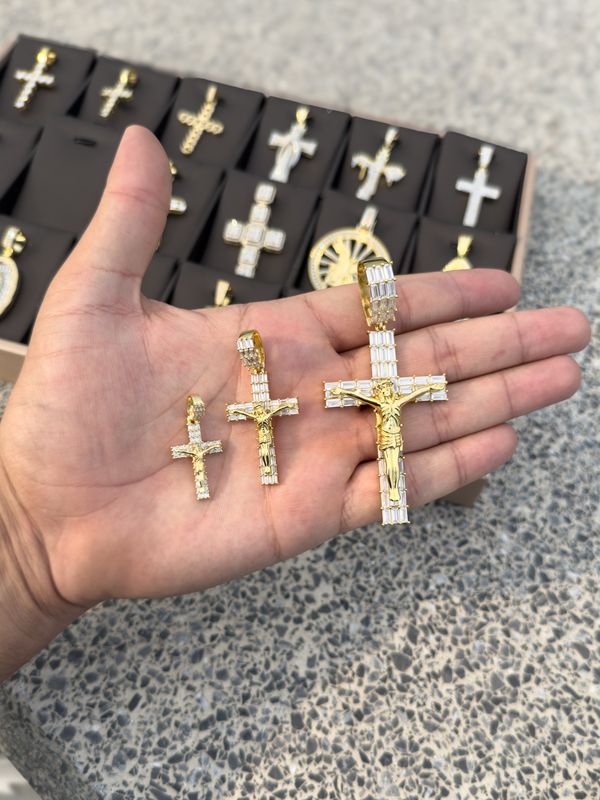 Cruz Baguette con Jesús en Plata 925 con Baño de Oro 14k