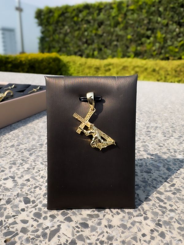 Dije Jesús Cargando la Cruz en Plata 925 con Baño de Oro 14k