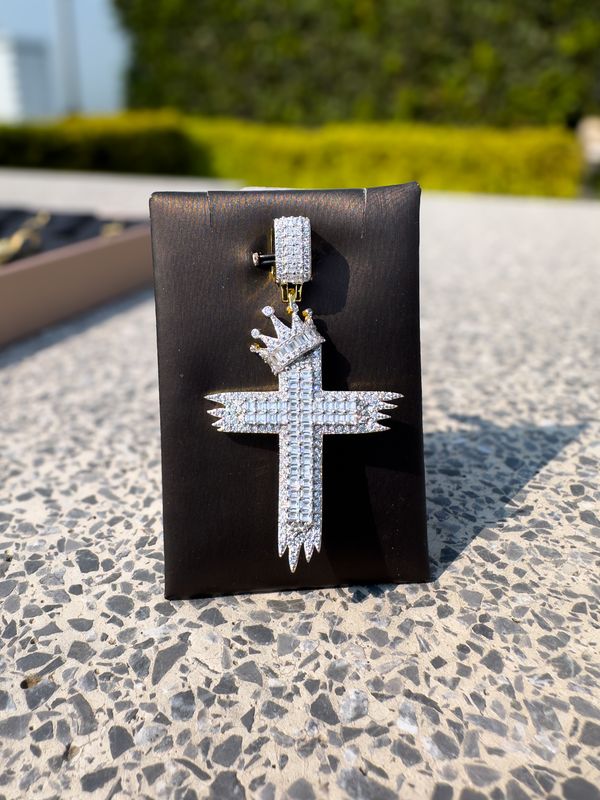 Dije Cruz con Corona Ray en Plata 925 con Baño de Oro 14k
