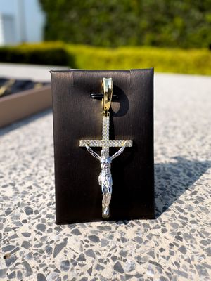 Dije Cruz con Jesús en Plata 925 con Baño de Oro 14k