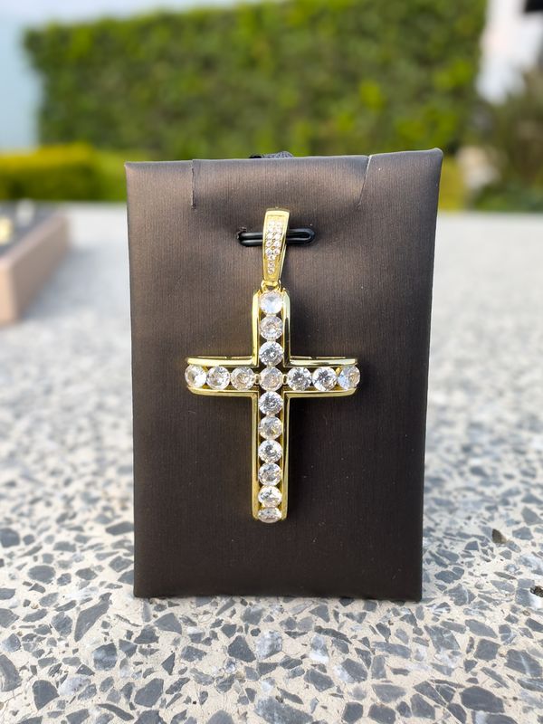 Dije Cruz Diamantada T en Plata 925 con Baño de Oro 14k
