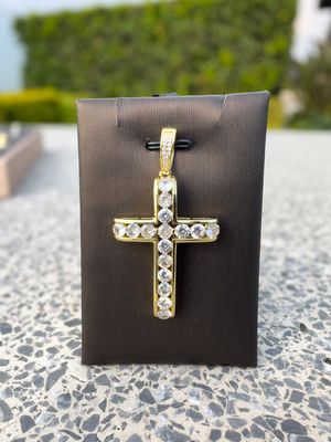 Dije Cruz Diamantada T en Plata 925 con Baño de Oro 14k